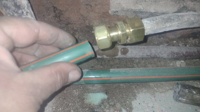 Descubre cómo reparar caño de agua de plomo en simples pasos
